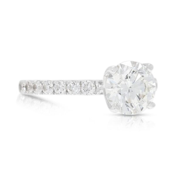 טבעת פאווה מרהיבה משובצת יהלומים 1.35 קראט בזהב לבן 18K - מתועדת GIA