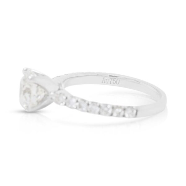 טבעת פאווה מרהיבה משובצת יהלומים 1.35 קראט בזהב לבן 18K - מתועדת GIA