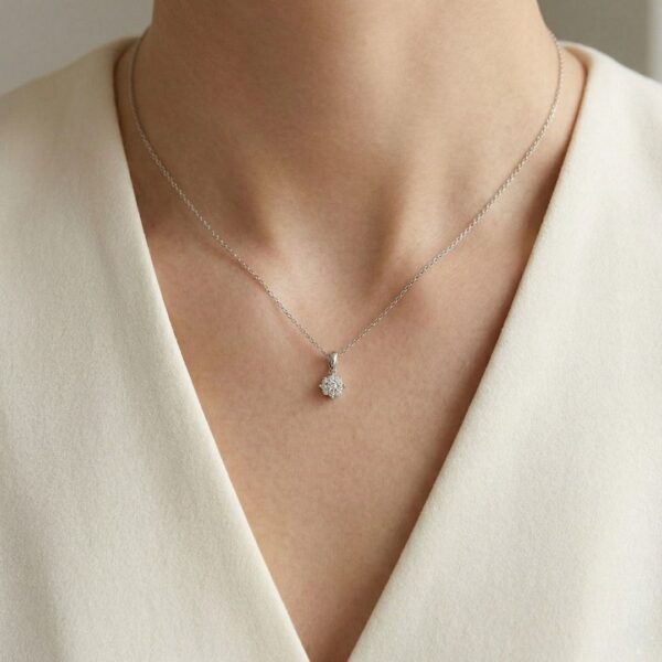 תליון אשכול יהלומים עדין 0.12 קראט בזהב לבן 14K