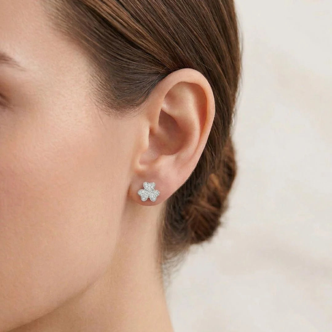 עגילים צמודים עדינים משובצים יהלומי פאווה 0.20 קרט בזהב לבן 18K – תמונה 2