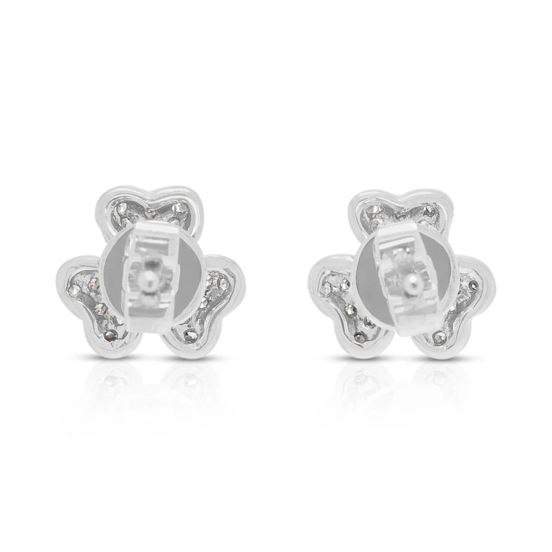 עגילים צמודים עדינים משובצים יהלומי פאווה 0.20 קרט בזהב לבן 18K – תמונה 7