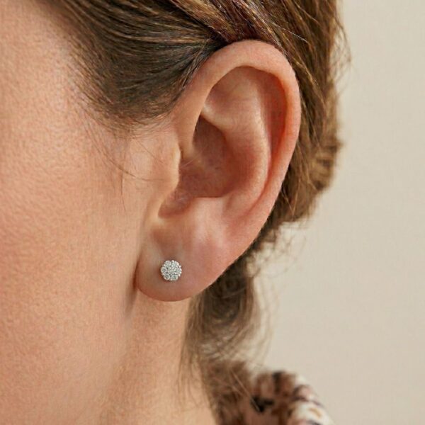 עגילי פרח עדינים מזהב לבן 18 קראט, משובצים יהלומים במשקל 0.21 קרט