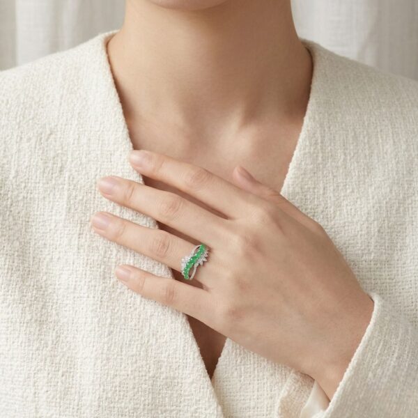 טבעת עדינה עם יהלומים ואבן ג'ייד בחיתוך קבושון במשקל 0.24 קראט, בזהב לבן 18 קראט