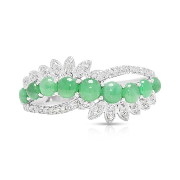 טבעת עדינה עם יהלומים ואבן ג'ייד בחיתוך קבושון במשקל 0.24 קראט, בזהב לבן 18 קראט