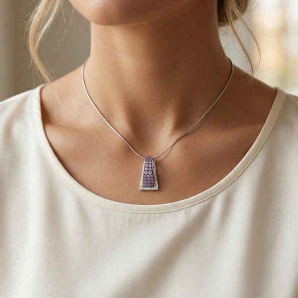 תליון עדין מספיר ורוד ויהלומים במשקל 1.58ct בזהב לבן 14K