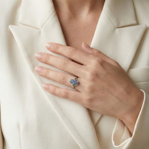 טבעת נוכחות ייחודית מג'ייד ויהלומים במשקל 0.11 קרט, בזהב לבן 18 קראט