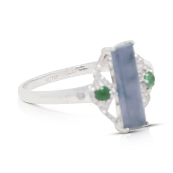 טבעת נוכחות ייחודית מג'ייד ויהלומים במשקל 0.11 קרט, בזהב לבן 18 קראט