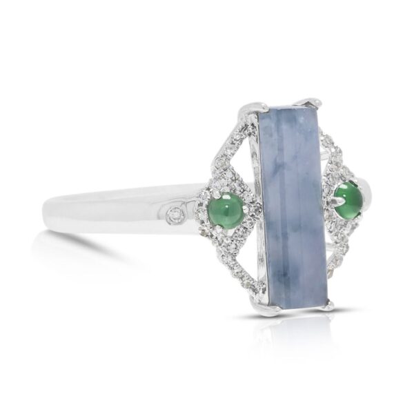 טבעת נוכחות ייחודית מג'ייד ויהלומים במשקל 0.11 קרט, בזהב לבן 18 קראט