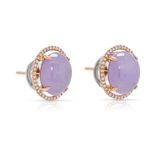 עגילי ג'ייד קבושון צמודים אלגנטיים עם הילת יהלומים טבעיים במשקל 0.24 קראט, בזהב דו-גוני 18 קראט