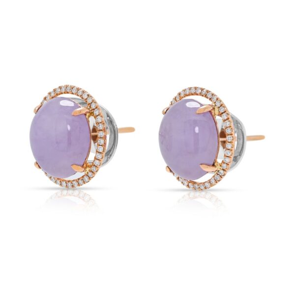 עגילי ג'ייד קבושון צמודים אלגנטיים עם הילת יהלומים טבעיים במשקל 0.24 קראט, בזהב דו-גוני 18 קראט