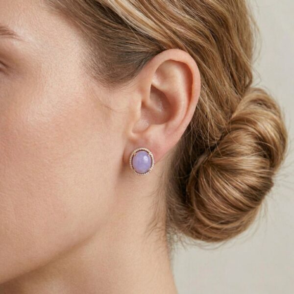 עגילי ג'ייד קבושון צמודים אלגנטיים עם הילת יהלומים טבעיים במשקל 0.24 קראט, בזהב דו-גוני 18 קראט