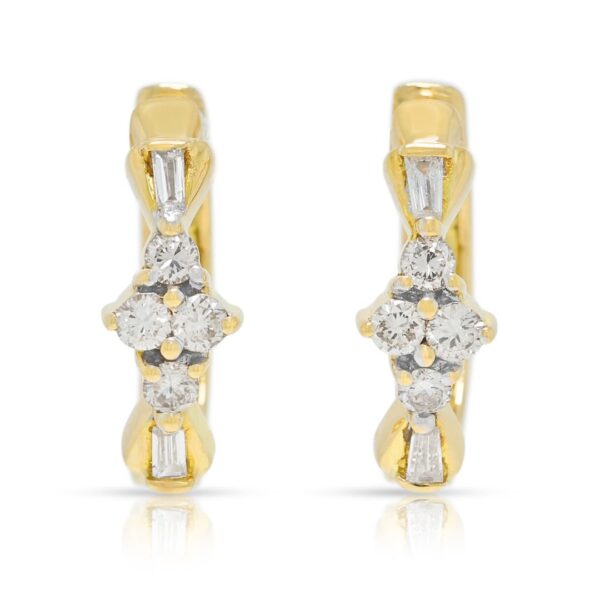 עגילי חישוק יהלומים אלגנטיים במשקל 0.28 קרט בזהב דו-גוני 18 קראט