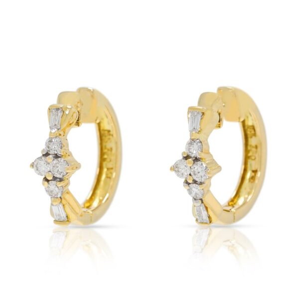 עגילי חישוק יהלומים אלגנטיים במשקל 0.28 קרט בזהב דו-גוני 18 קראט