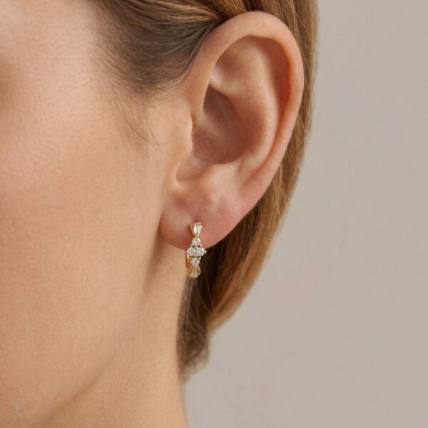 עגילי חישוק יהלומים אלגנטיים במשקל 0.28 קרט בזהב דו-גוני 18 קראט