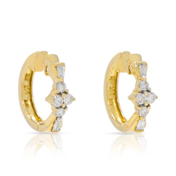 עגילי חישוק יהלומים אלגנטיים במשקל 0.28 קרט בזהב דו-גוני 18 קראט