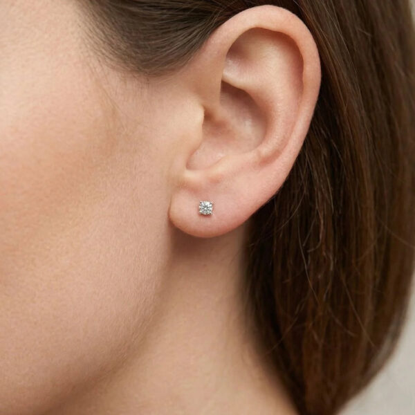 עגילים צמודים אלגנטיים בזהב לבן 18 קראט, משובצים יהלומים טבעיים במשקל כולל של 0.36 קרט