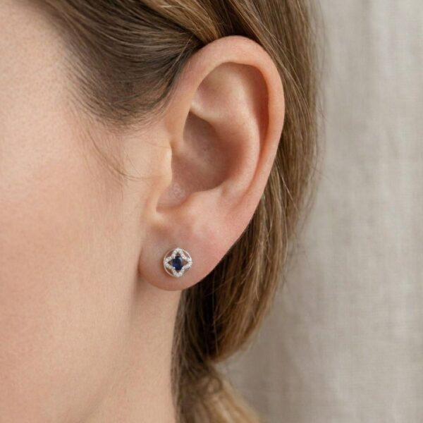 עגילים אלגנטיים בזהב לבן 18 קראט, משובצים ספיר ויהלומים במשקל 0.36 קראט