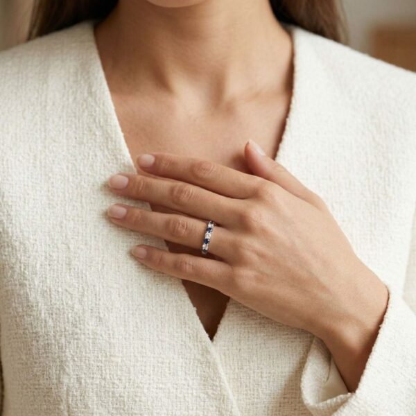 טבעת חצי נצח מהודרת עם ספיר ויהלומים במשקל 0.45 קראט, בזהב לבן 14 קראט