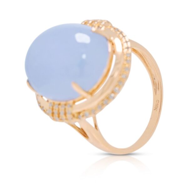 טבעת הצהרה אלגנטית עם ג'ייד לבנדר, הילה משובצת יהלומים 0.20 קרט וחישוק מפוצל, בזהב ורוד 18 קראט