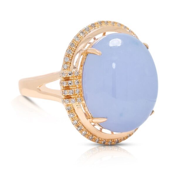 טבעת הצהרה אלגנטית עם ג'ייד לבנדר, הילה משובצת יהלומים 0.20 קרט וחישוק מפוצל, בזהב ורוד 18 קראט