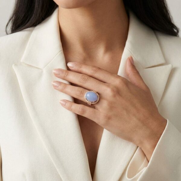 טבעת הצהרה אלגנטית עם ג'ייד לבנדר, הילה משובצת יהלומים 0.20 קרט וחישוק מפוצל, בזהב ורוד 18 קראט