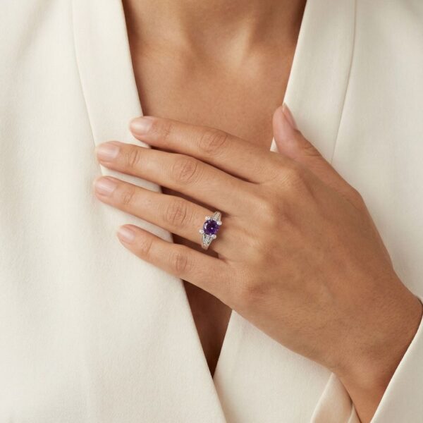 טבעת קסומה עם אמטיסט ויהלומים במשקל 2.10 קראט, בזהב לבן 14 קראט, בעיצוב שוק מפוצל.