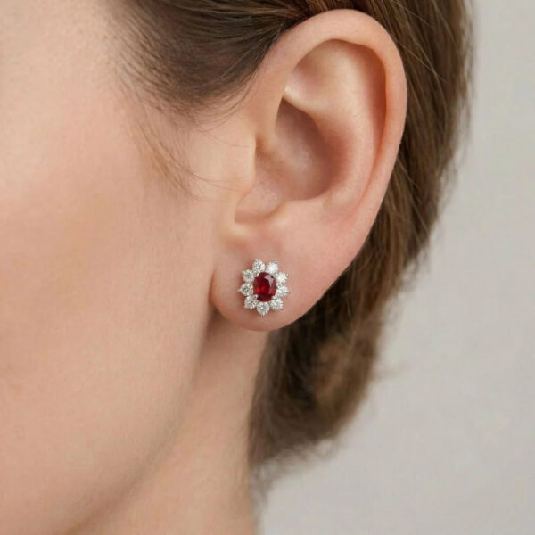 עגילים צמודים מרהיבים בזהב לבן 18 קראט, משובצים רובי ויהלומים במשקל כולל של 1.28 קרט