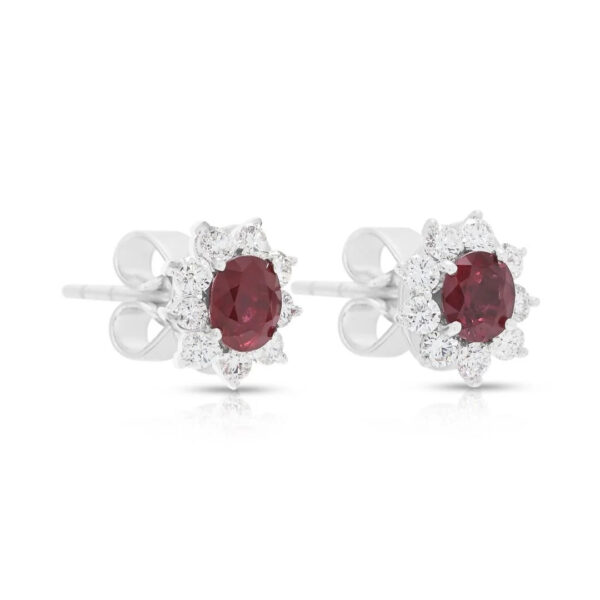 עגילים צמודים מרהיבים בזהב לבן 18 קראט, משובצים רובי ויהלומים במשקל כולל של 1.28 קרט