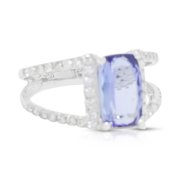 טבעת מרהיבה עם טנזניט ויהלומים במשקל 2.83 קראט, בזהב לבן 18 קראט, בעיצוב שוק מפוצל.