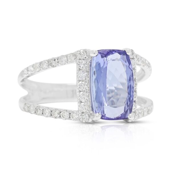 טבעת מרהיבה עם טנזניט ויהלומים במשקל 2.83 קראט, בזהב לבן 18 קראט, בעיצוב שוק מפוצל.