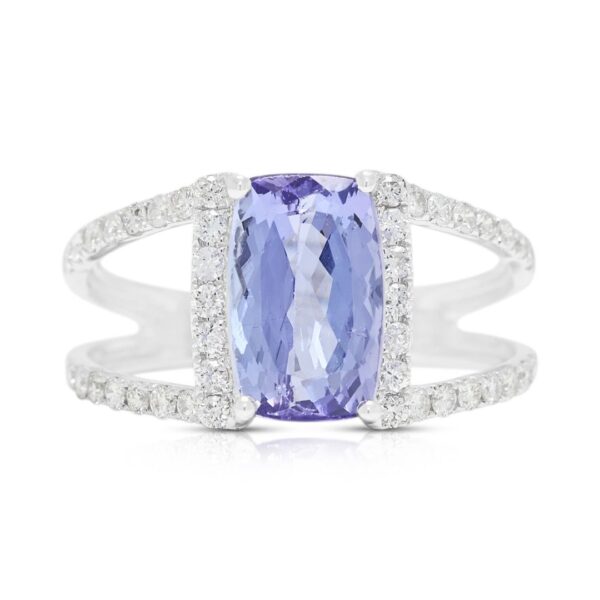 טבעת מרהיבה עם טנזניט ויהלומים במשקל 2.83 קראט, בזהב לבן 18 קראט, בעיצוב שוק מפוצל.