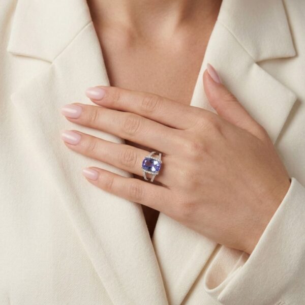 טבעת מרהיבה עם טנזניט ויהלומים במשקל 2.83 קראט, בזהב לבן 18 קראט, בעיצוב שוק מפוצל.