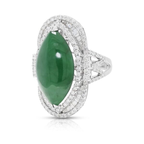 טבעת ירקן פיי צוי משובח ו-1.37 קרט בשיבוץ פאווה הילה כפולה בזהב לבן 18 קראט - מתועדת על ידי NGI ו-HKJS