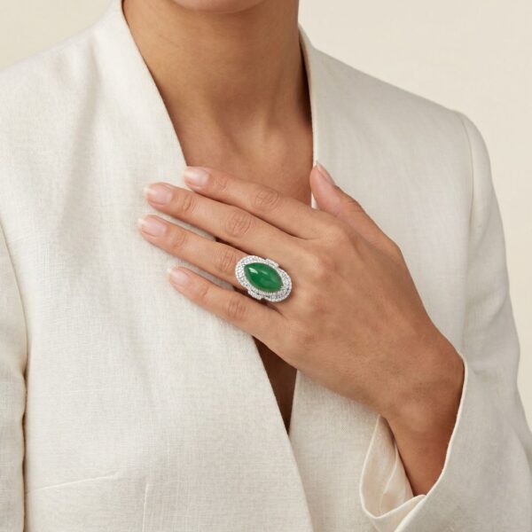 טבעת ירקן פיי צוי משובח ו-1.37 קרט בשיבוץ פאווה הילה כפולה בזהב לבן 18 קראט - מתועדת על ידי NGI ו-HKJS