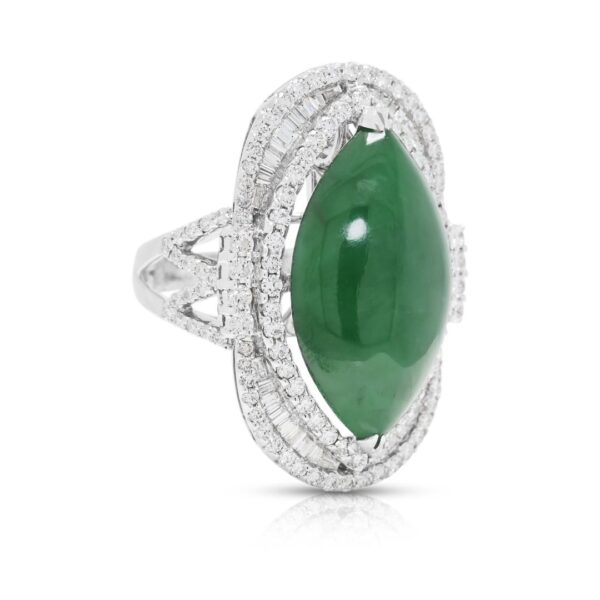 טבעת ירקן פיי צוי משובח ו-1.37 קרט בשיבוץ פאווה הילה כפולה בזהב לבן 18 קראט - מתועדת על ידי NGI ו-HKJS