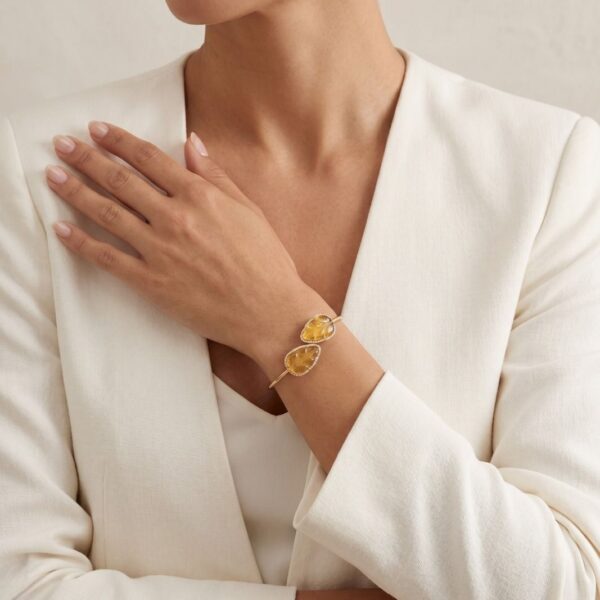 צמיד קשיח יוקרתי עם ג'ייד צהוב-דבש ו-0.42 קראט יהלומים בזהב צהוב 18 קראט