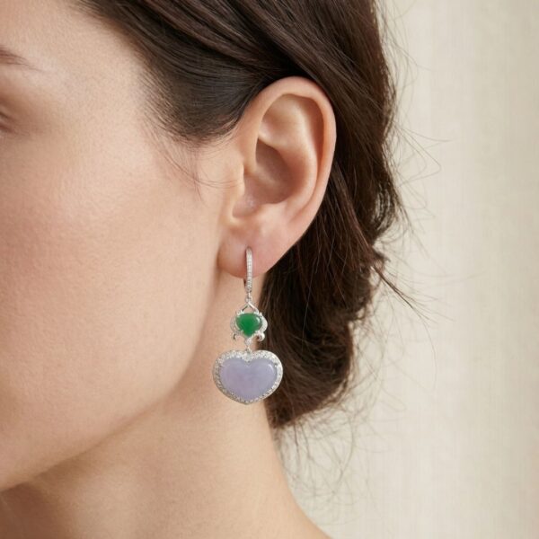 עגילי ג'ייד ויהלומים תלויים מעודנים בזהב לבן 18K