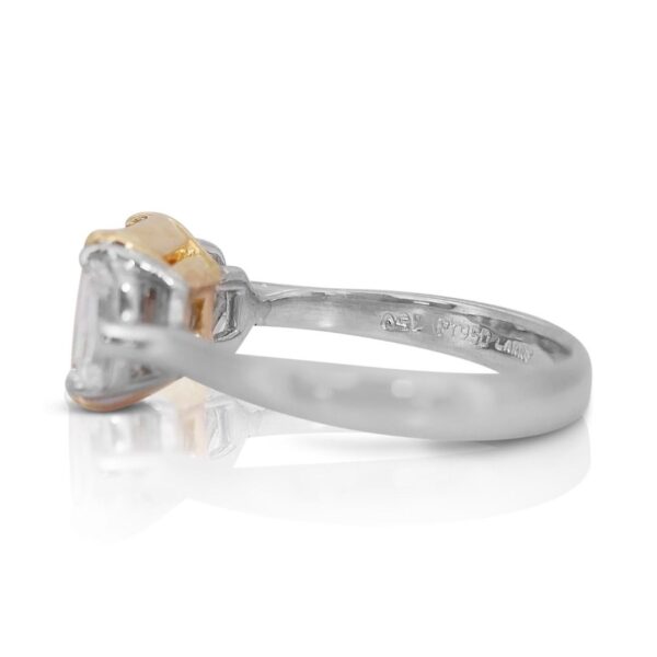 טבעת יהלום פנסי בצבע טבעי מרתקת, 2.23 קראט, בחיתוך אידיאלי כפול מצוין, מזהב לבן 18 קראט - עם תעודת GIA