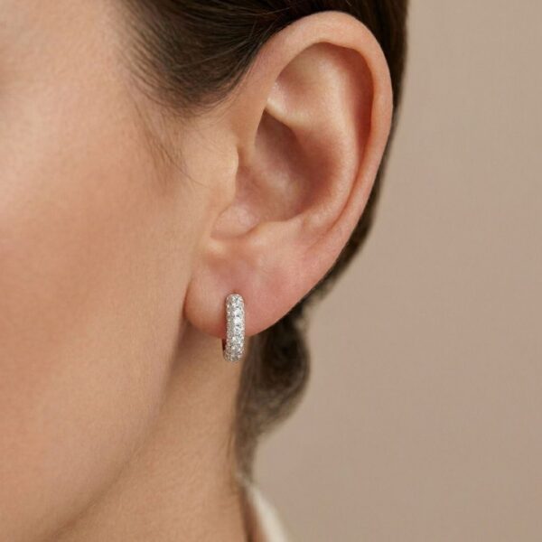 עגילי חישוק 'האגי' Flower Diamond 0.50 קראט בזהב לבן 18 קראט