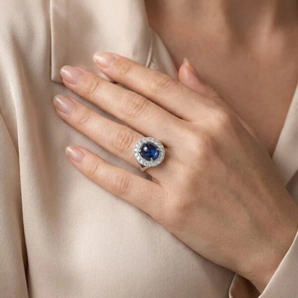 טבעת קוקטייל יוקרתית GIA עם ספיר 7.32ct ויהלומים, מזהב לבן 18k