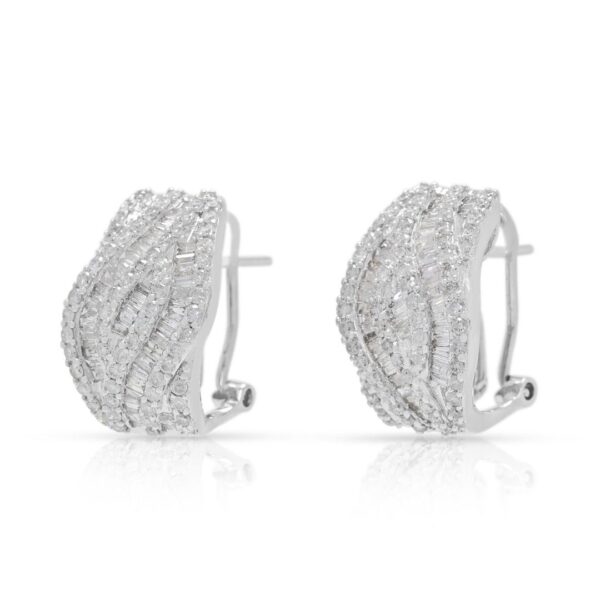 עגילי יהלום מרהיבים בחיתוך טייפר ומבריק במשקל 1.38 קרט בזהב לבן 18 קראט