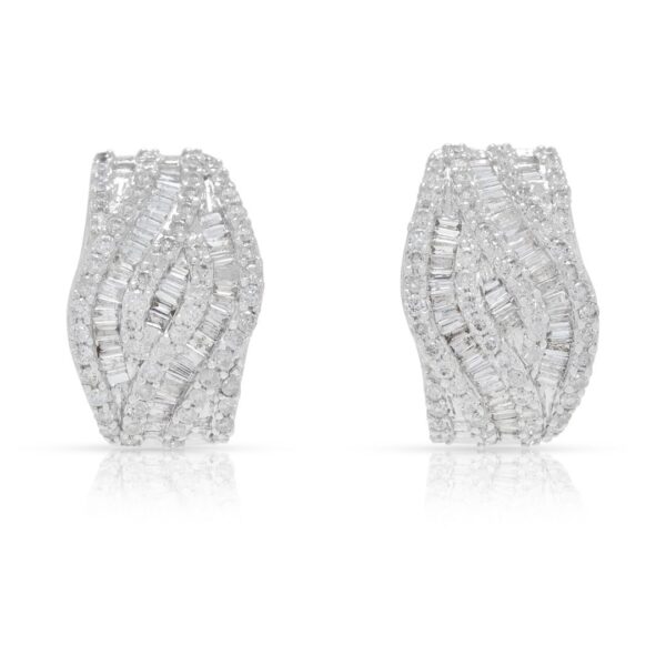 עגילי יהלום מרהיבים בחיתוך טייפר ומבריק במשקל 1.38 קרט בזהב לבן 18 קראט