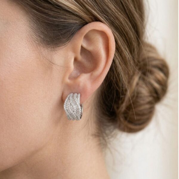 עגילי יהלום מרהיבים בחיתוך טייפר ומבריק במשקל 1.38 קרט בזהב לבן 18 קראט