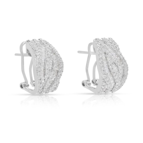 עגילי יהלום מרהיבים בחיתוך טייפר ומבריק במשקל 1.38 קרט בזהב לבן 18 קראט