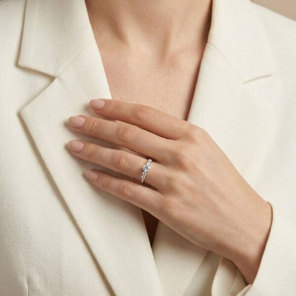 טבעת יהלומים חיננית עם חמישה אבנים, 0.28 קראט, מזהב לבן 18 קראט