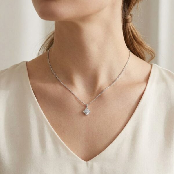 תליון הילה מעודן בצורת תלתן, משובץ יהלום 0.30 קראט, מזהב לבן 18 קראט