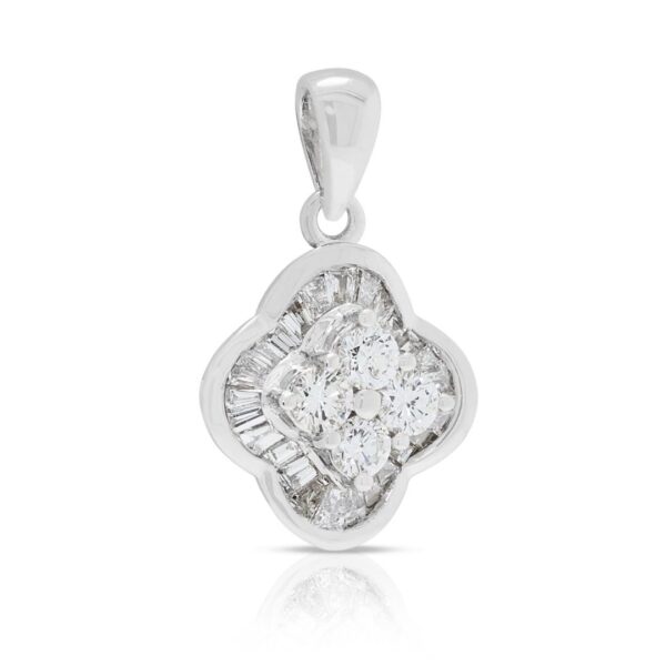תליון הילה מעודן בצורת תלתן, משובץ יהלום 0.30 קראט, מזהב לבן 18 קראט