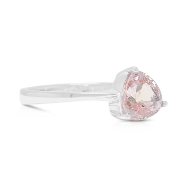 טבעת סוליטר אלגנטית ספיר ורוד 1.1 קראט בזהב לבן 18 קראט