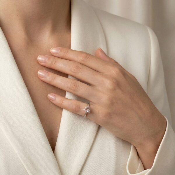 טבעת סוליטר אלגנטית ספיר ורוד 1.1 קראט בזהב לבן 18 קראט