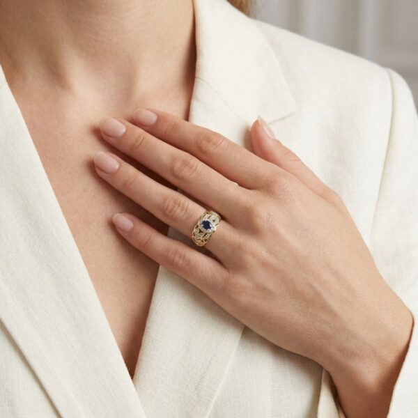 טבעת מורשת ספיר ויהלומים בשיבוץ פאווה 0.46ct בזהב צהוב 18K